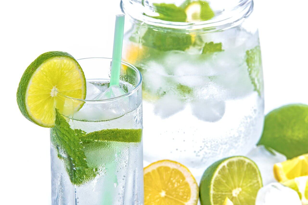 bindegewebe_wasserglas_karaffe_pixabay Tipps für starkes Bindegewebe: Wasser trinken